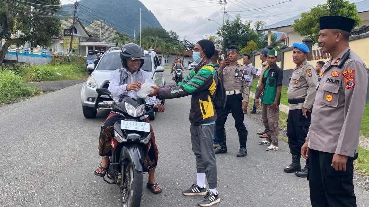 Polres Ende Berbagi Takjil, Libatkan Tokoh Agama dan Komunitas