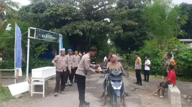 Polsek Riung Berbagi Takjil dan Buka Puasa Bersama Anak Yatim