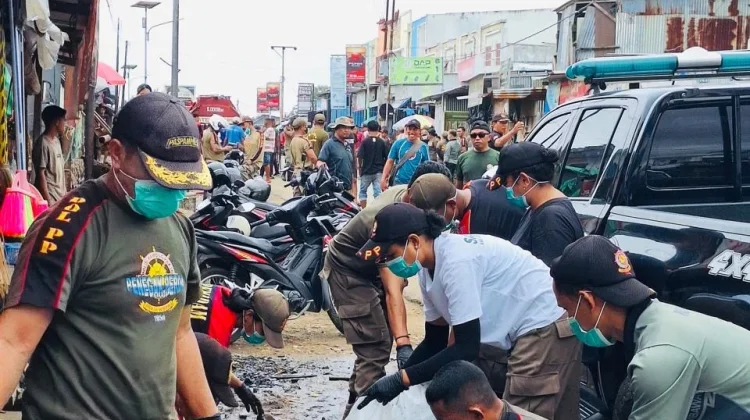 Satpol PP Manggarai Barat Gelar Aksi Bersih di Pasar Batu Cermin