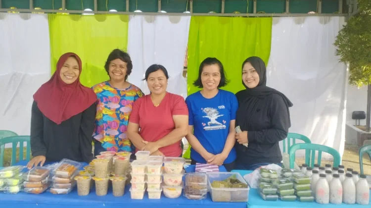 Ramadan, Bhayangkari Ende Berbagi Takjil di Jalan Pahlawan
