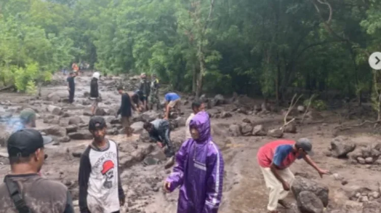 Babinsa Dan Warga Bersihkan Material Jalan Desa Nurabelen