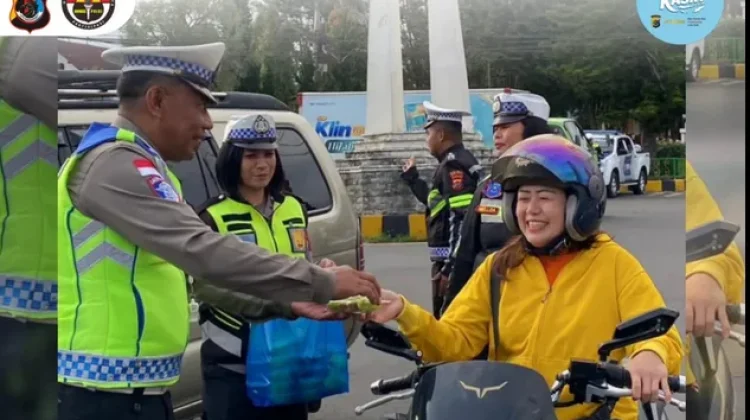 Polres Ngada Bagikan Takjil di Bajawa, jelang Berbuka Puasa