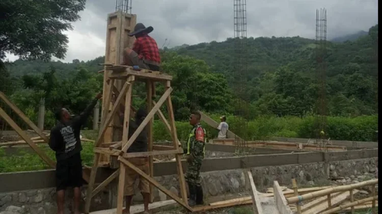 Babinsa Maurole Monitoring Pembangunan Koperasi Desa Merah Putih