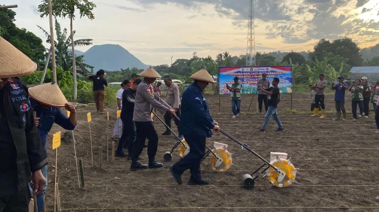 Polres Ende Tanam Jagung Serentak di Nanganesa