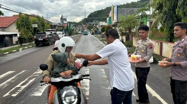 Polres Flores Timur Bagikan Takjil Ramadan untuk Pengendara