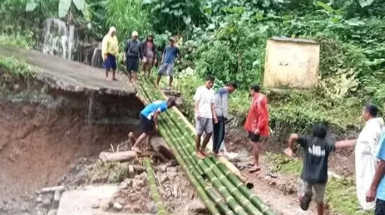 Hujan Deras Putuskan Akses Jalan Lisende Kotabaru Lepkes