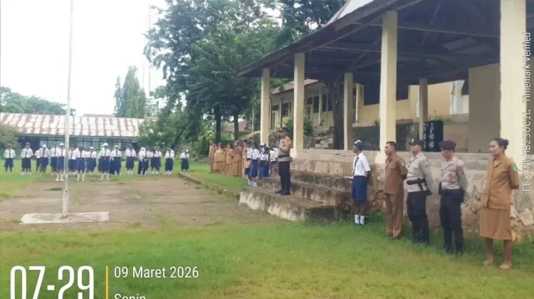 Bangun Karakter Siswa, Polsek Soa Upacara Bendera Bersama Siswa