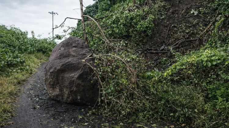 Longsor Batu Tutup Jalur Pantai Selatan Ende
