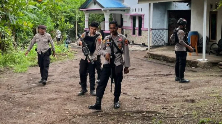 Polisi Patroli Jalan Kaki di Perbatasan Bele dan Lewonara