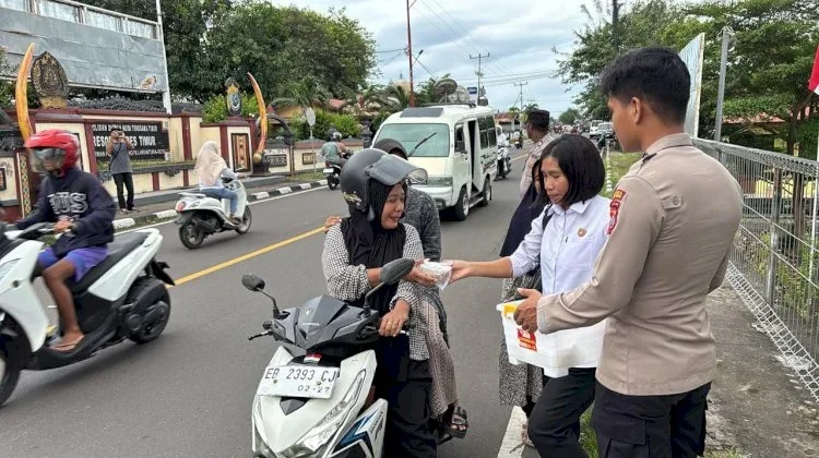 Polres Flores Timur Bagikan Takjil untuk Pengguna Jalan
