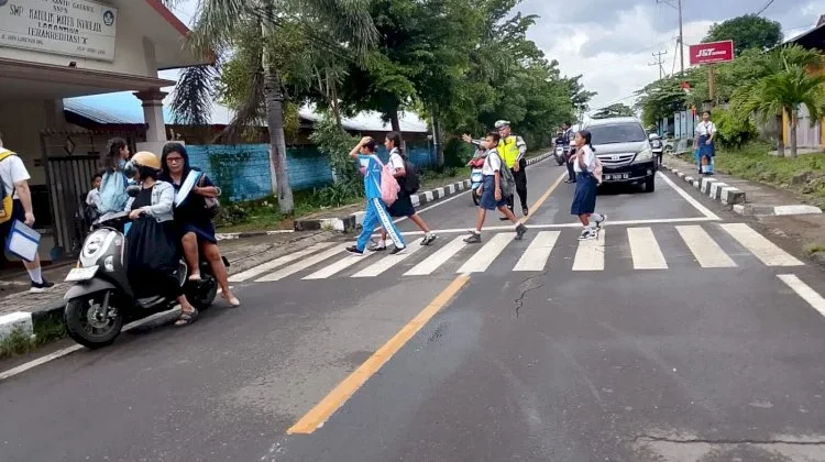Satlantas Polres Flotim Atur Lalu Lintas di Kawasan Sekolah