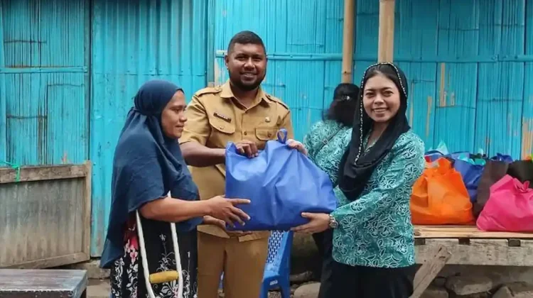 Warga Kota Uneng Terima Bantuan Sembako