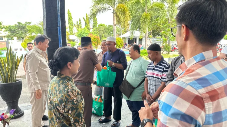 Kejari Manggarai Barat Berbagi Kepedulian jelang Lebaran