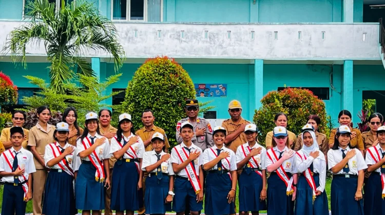 Tanamkam Disiplin Polsek Aesesa Upacara di SMP Negeri 1 Aesesa