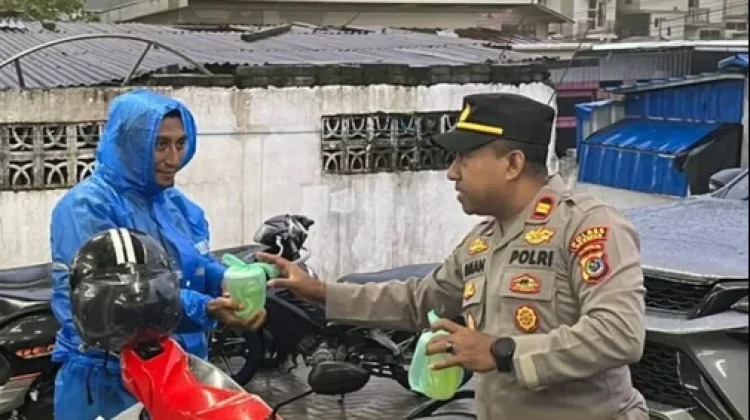 Peduli, Polres Ngada Bagikan Takjil Ramadhan di Kota Bajawa