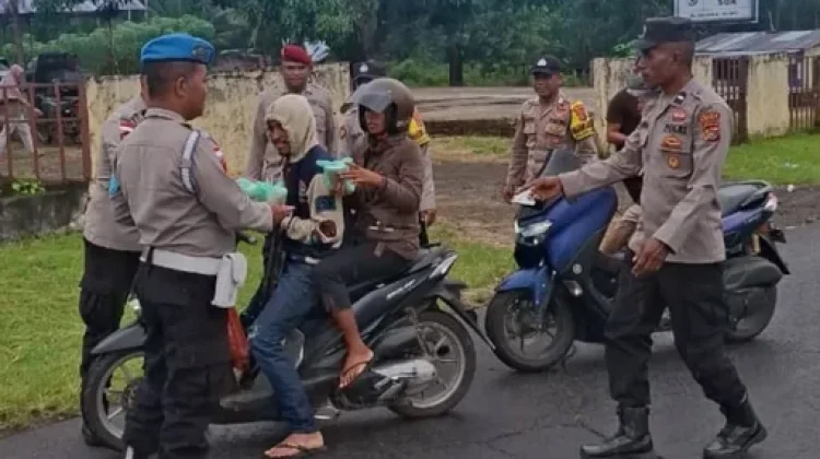 Polsek So'a Bagikan Paket Takjil Ramadan Bagi Warga
