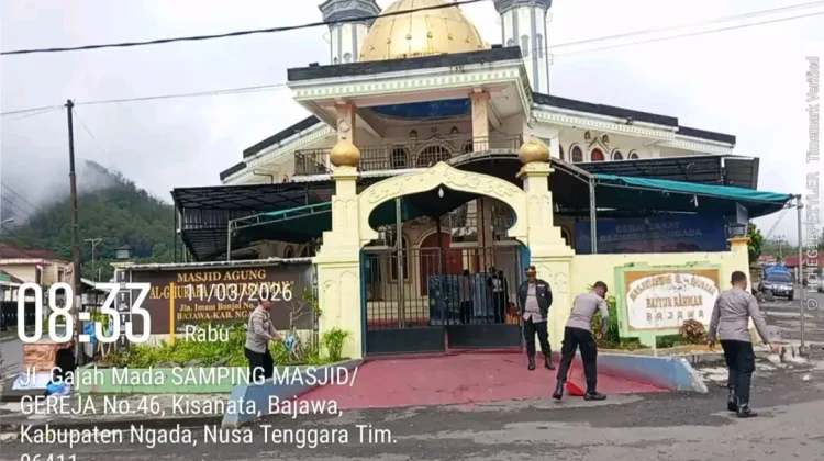 Peduli Sosial, Sat Binmas Polres Ngada Gelar Kerja Bakti di Masjid