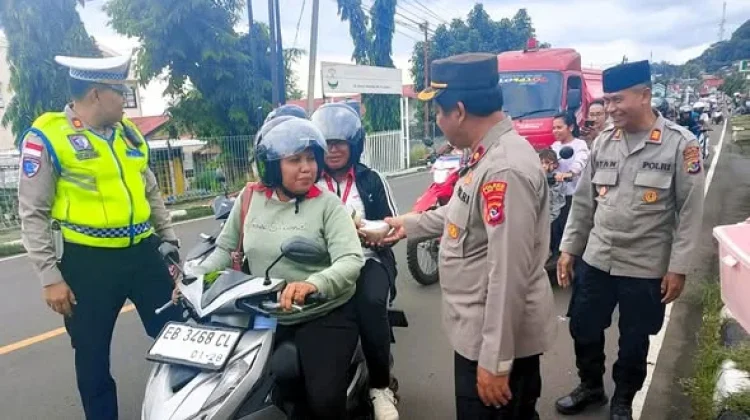 Berbagi Berkah Ramadan, Polres Flores Timur Bagikan Takjil