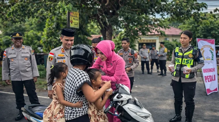 Polres Nagekeo dan Bhayangkari Bagikan Takjil Ramadhan