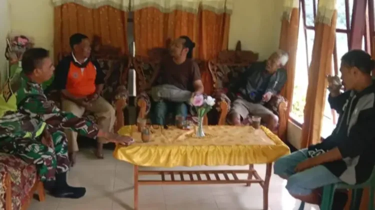 Babinsa Koramil Maurole Gelar Monitoring Wilayah di Detukeli