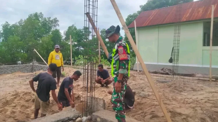 Babinsa Maurole Pantau Pembangunan Koperasi Desa Merah Putih