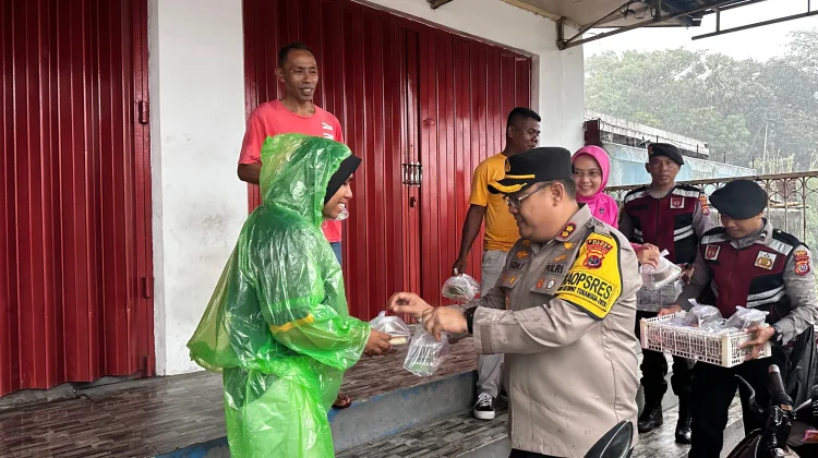 Kapolres Ende Terjang Hujan Bagikan 250 Takjil kepada Warga