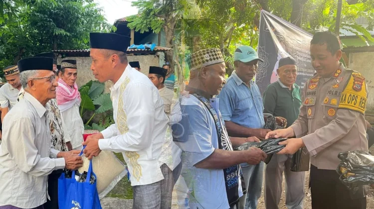 Ratusan Warga Kedang Terima Sembako Ramadan