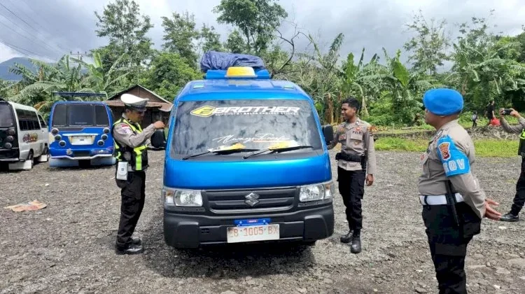 Satlantas Flotim Intensif Pantau Arus Mudik di Terminal Lamawalang