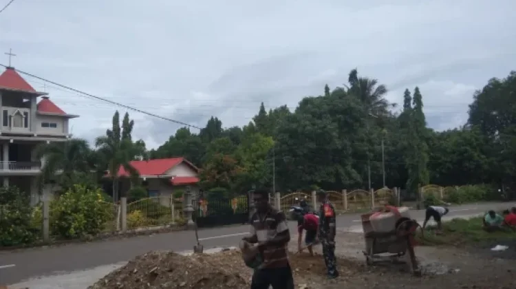 Babinsa dan Umat Bersih-Bersih Gereja Jelang Paskah