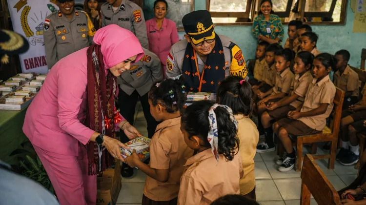 Puluhan Siswa Nagekeo Terima Bantuan Sosial Pendidikan