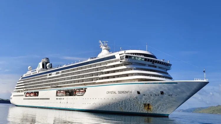 Kapal Pesiar Crystal Serenity Bawa Ratusan Wisatawan ke Taman Nasional Komodo