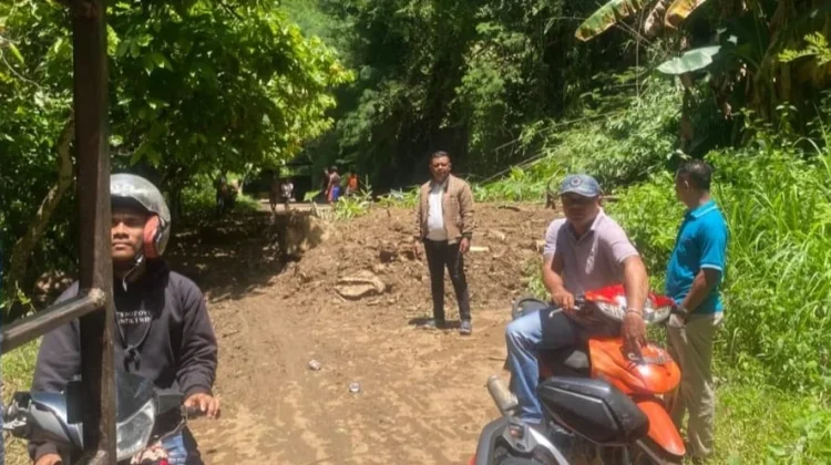 Longsor Tutup Jalur Penghubung Desa di Ende