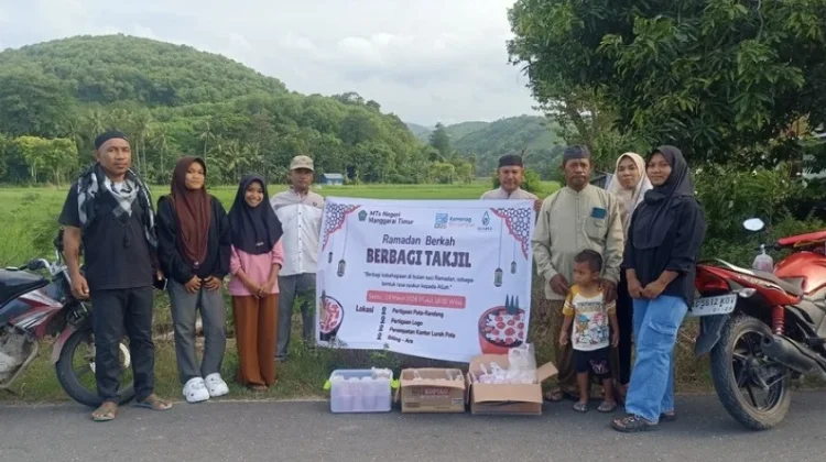 MTsN Manggarai Timur Bagikan 400 Paket Takjil, Tanamkan Semangat Berbagi di Ramada