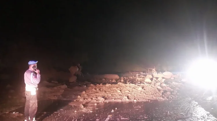 Longsor Tutup Jalan di Detusoko, Polisi Atur Arus Lalu Lintas