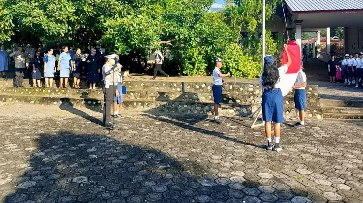 Polisi Jadi Inspektur Upacara, Edukasi Pelajar di Larantuka