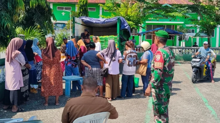 Babinsa Koramil Reok Gelar Pasar Murah, Warga Reo Antusias Berbelanja