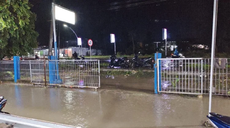 Banjir Genangi Kantor RRI Labuan Bajo