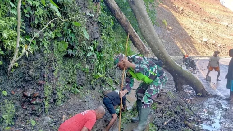 Babinsa dan Warga Gelar Karya Bakti di Jalur Ende–Maumere