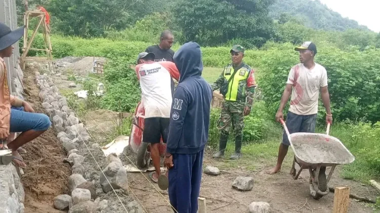 Babinsa Maurole Pantau Pembangunan Koperasi Merah Putih