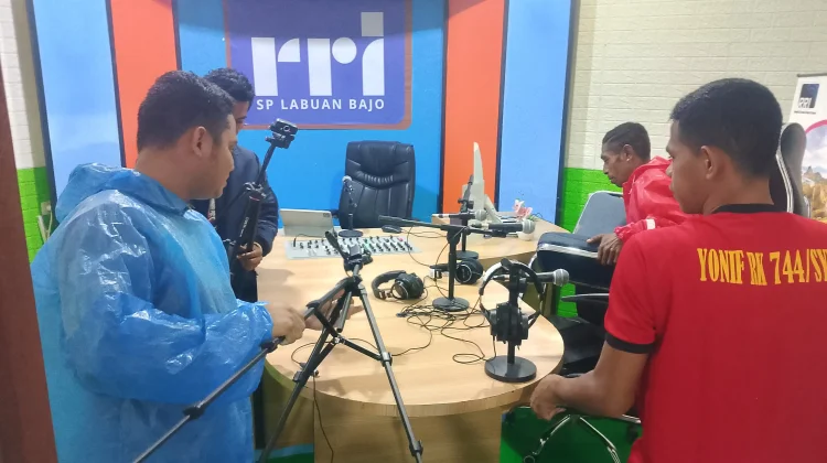 Anggota Kodim 1630 Mabar Bantu Evakuasi Peralatan Studio RRI Labuan Bajo