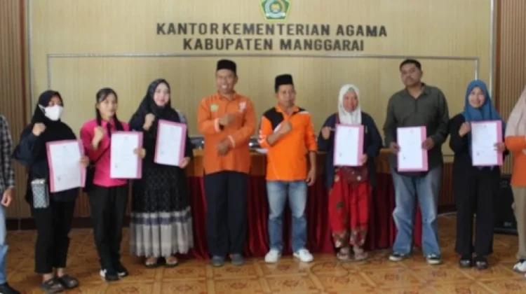 Kemenag Manggarai Serahkan Sertifikat Halal kepada Enam Pelaku UMKM