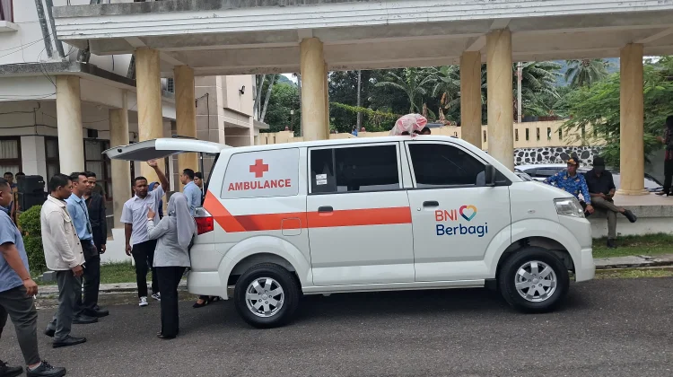 BNI Serahkan Ambulans Aspirasi Julie Laiskodat untuk Puskesmas Ahmad Yani