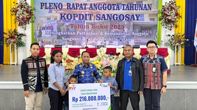 Dua Anak Pekerja Terima Beasiswa dari BPJS Ketenagakerjaan