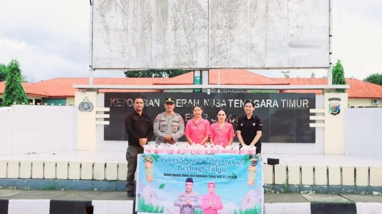 Polres Sikka Berbagi Takjil Pererat Kebersamaan Ramadan