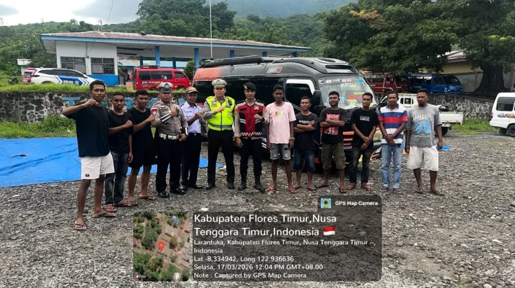 Sat Lantas Polres Flotim Pantau Arus Kendaraan di Terminal Lamawalang
