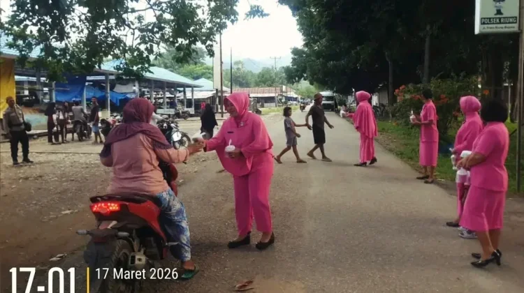 Polsek Riung Bersama Bhayangkari Berbagi Takjil di Bulan Ramadan