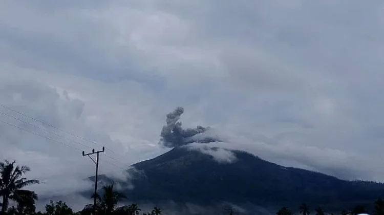 Lewotobi Laki-laki Kembali Erupsi, Kolom Abu 600 Meter