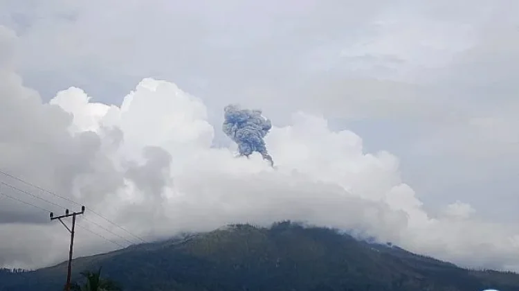 Erupsi Lewotobi Laki-laki Semburkan Abu 1.000 meter di atas puncak