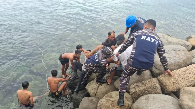 Prajurit TNI AL Evakuasi Korban Tenggelam di Pelabuhan Wae Kelambu Labuan Bajo