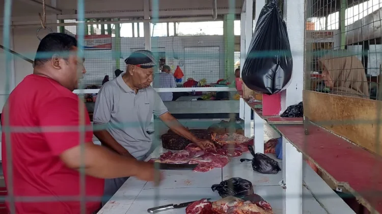 Menjaga Tradisi Lebaran di Lapak Daging, Harapan Pedagang Pasar Mbongawani Ende